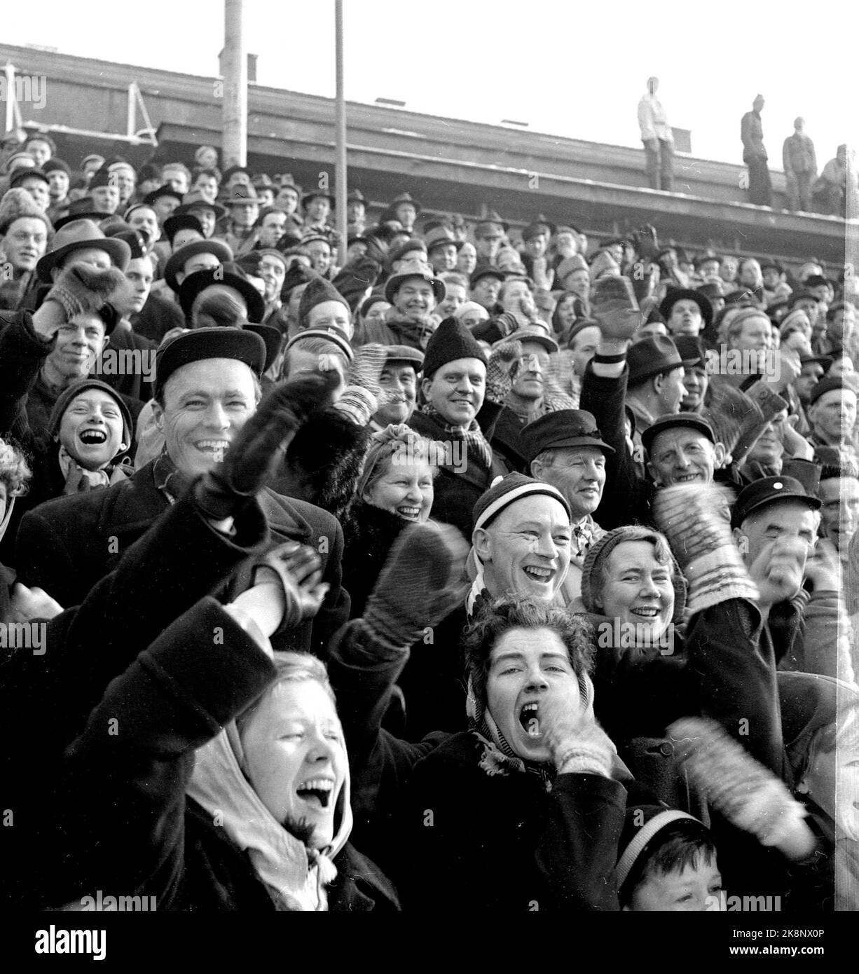 19520219 Oslo: Olympic Games, Winter Olympics, Skating, Fast Race