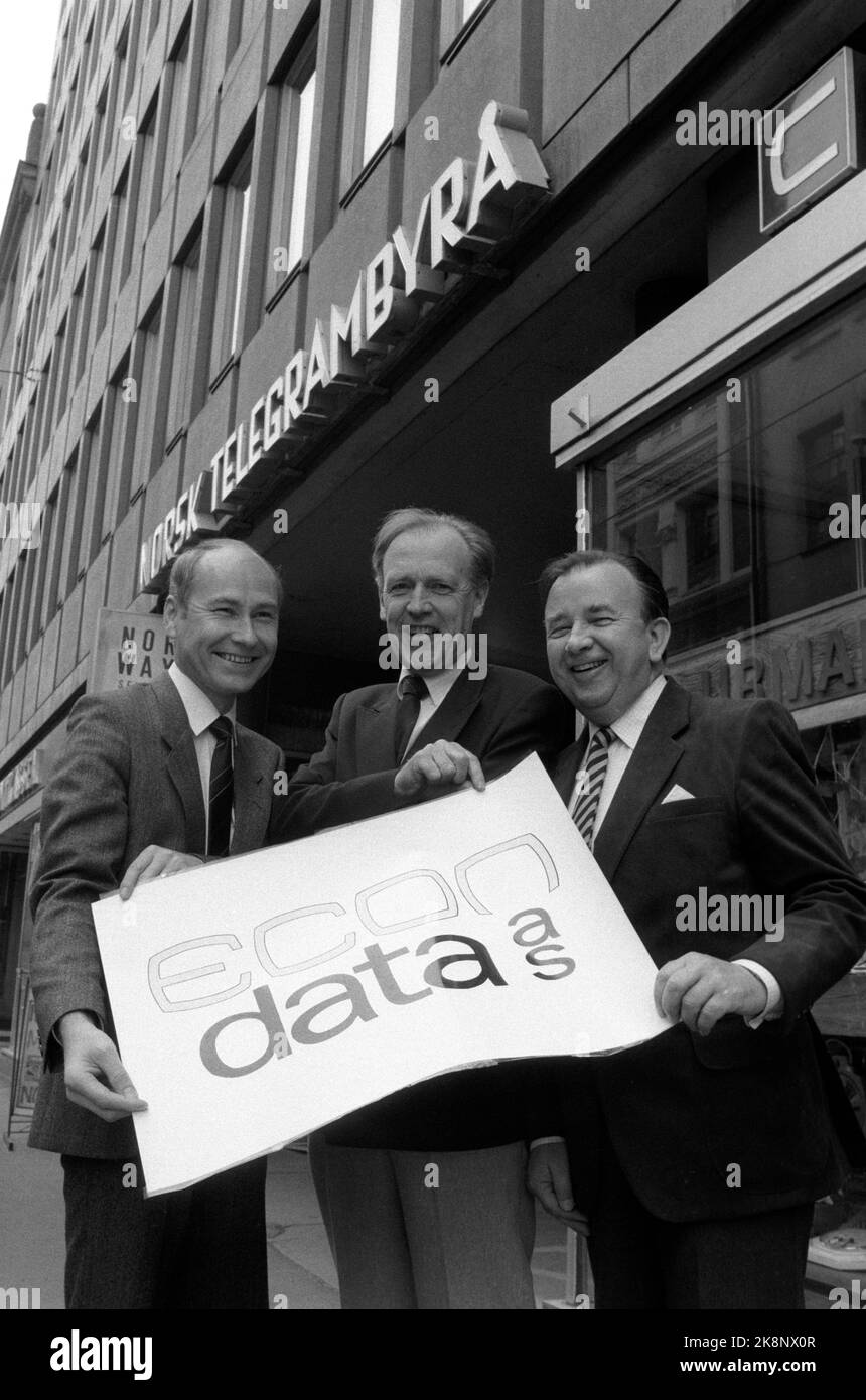 Oslo 19860521 Econ Data A/S presents its new nationwide financial news service. The company was started by NTB, with Eivind Lund (th) as director and general manager. TV. stands Alf Magne Tverrstøl from Emma EDB, and in the middle Kjell Mathisen from NTB. In the background Norwegian Telgrambrøså separated outside the press house. Photo: / NTB / NTB Stock Photo