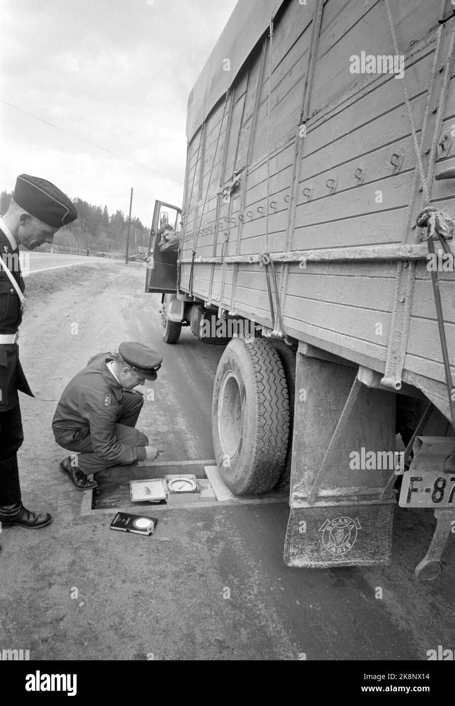 1969-05-12 'Police are trying new roads'. Makan to master the accelerator has never been registered on the roads in Vestfold. But then also the police's large-scale control, called Operation Sample County, was thoroughly in advance in both the local and capital press. A huge trailer rolls over the weight, and Ansgar Løkke reads the number of tonnes while Toralt Winterkjær from the emergency police follows the background. Most trailers balance on the limit of being overweight. Photo: Aage Storløkken / Current / NTB Stock Photo