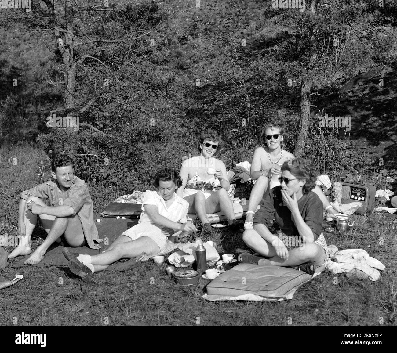 Oslo in the summer of 1951 out on tour, never mad! NTB staff on land / camping. A group of employees enjoy coffee from thermos while listening to the travel radio of brand cures was a faithful companion out in the open. Photo: NTB / NTB Stock Photo