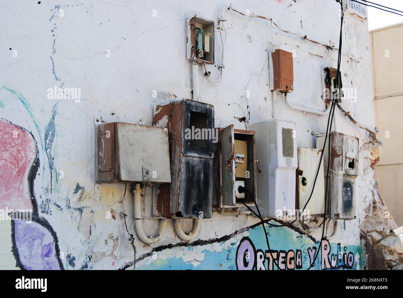 https://c8.alamy.com/comp/2K8NXT3/old-electric-boxes-on-a-painted-wall-in-madrid-spain-2K8NXT3.jpg