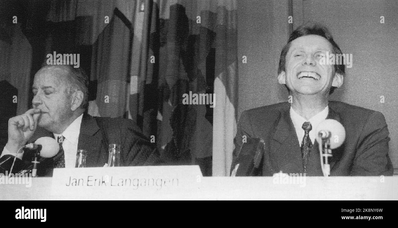 Stockholm 19911122 Jan Erik Langangen, Uni Storebrand, laughs out loud. Bo Ramfors, see the bank, t.v. There is still hope that the merger will work out: Uni Storebrand, Skandia, Hafnia and others. (?) Photo; Clas Göran Carlsson / NTB Stock Photo