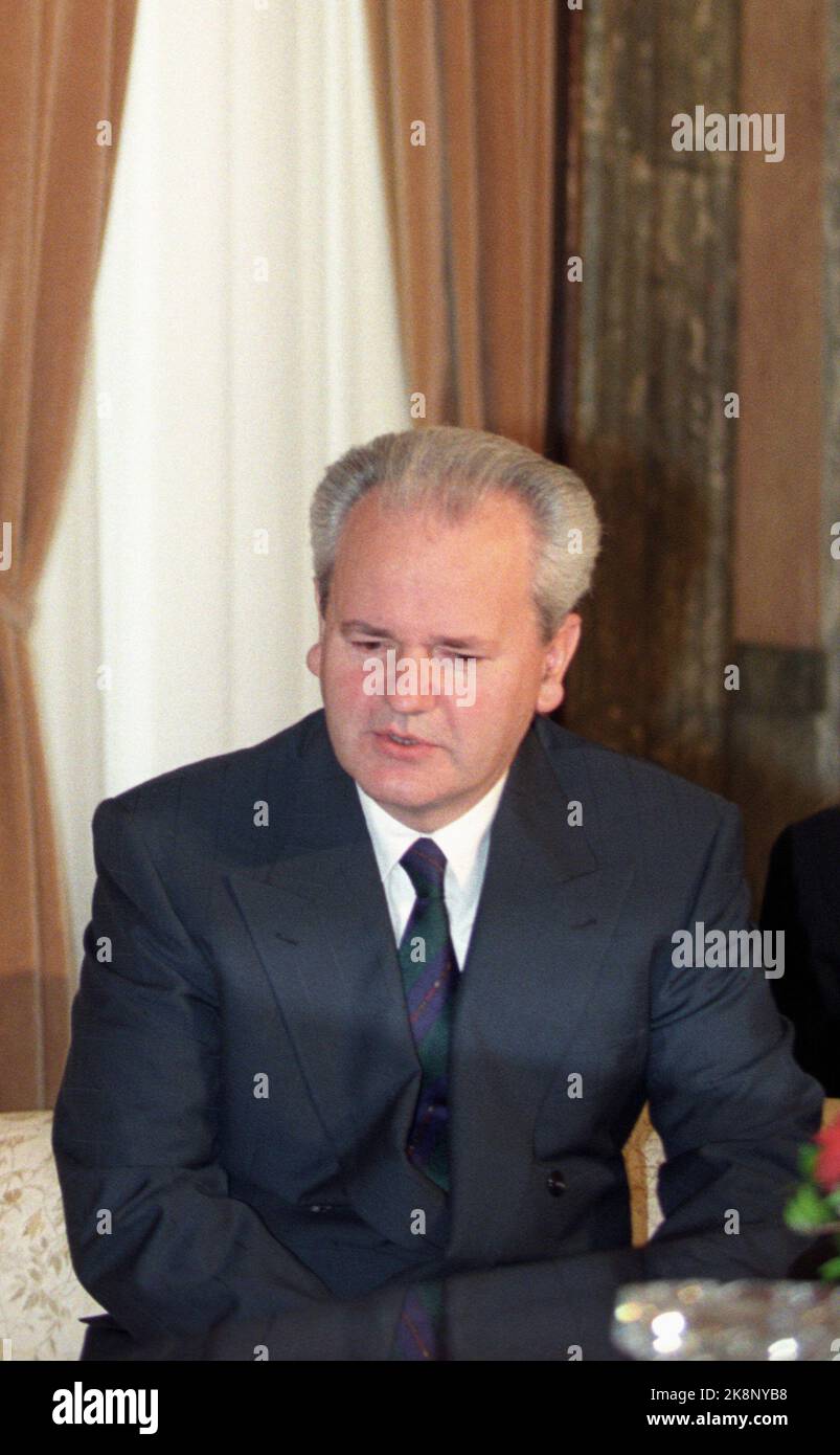 Belgrad 19950330: Foreign Minister Bjørn Tore Godal (Ap) visiting Serbia's President Slobodan Milosevic in Belgrade. Photo: Conelius Poppe Scanfoto / NTB Stock Photo