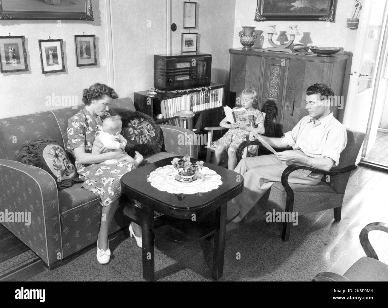 Drammen summer 1951. Current has finally found its Norwegian average family. The Gulbrandsen family in Ørengata 11 in Drammen. They will illustrate a typical Norwegian average family in the 1950s. Here they sit in the living room with their two children. Photo: Per Svensson / Current / NTB Stock Photo