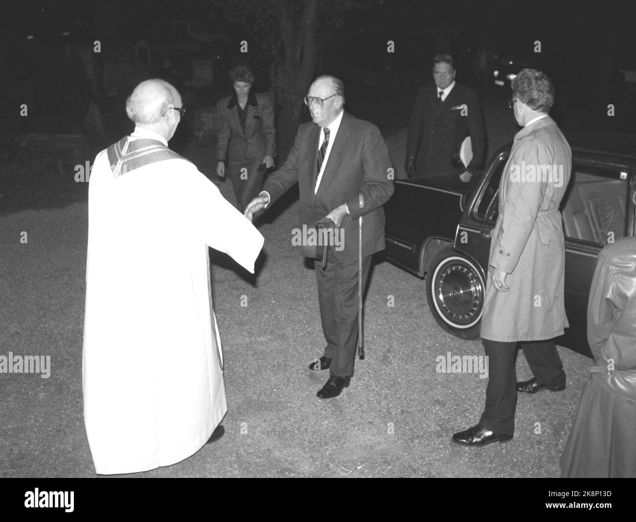 Asker 19880927. King Olav and Crown Prince Harald arrive at Asker church to attend Prince Haakon Magnus overhearing in connection with the confirmation. King Olav greets parish priest Aage Lunde. Photo: Eystein Hanssen NTB / NTB Stock Photo