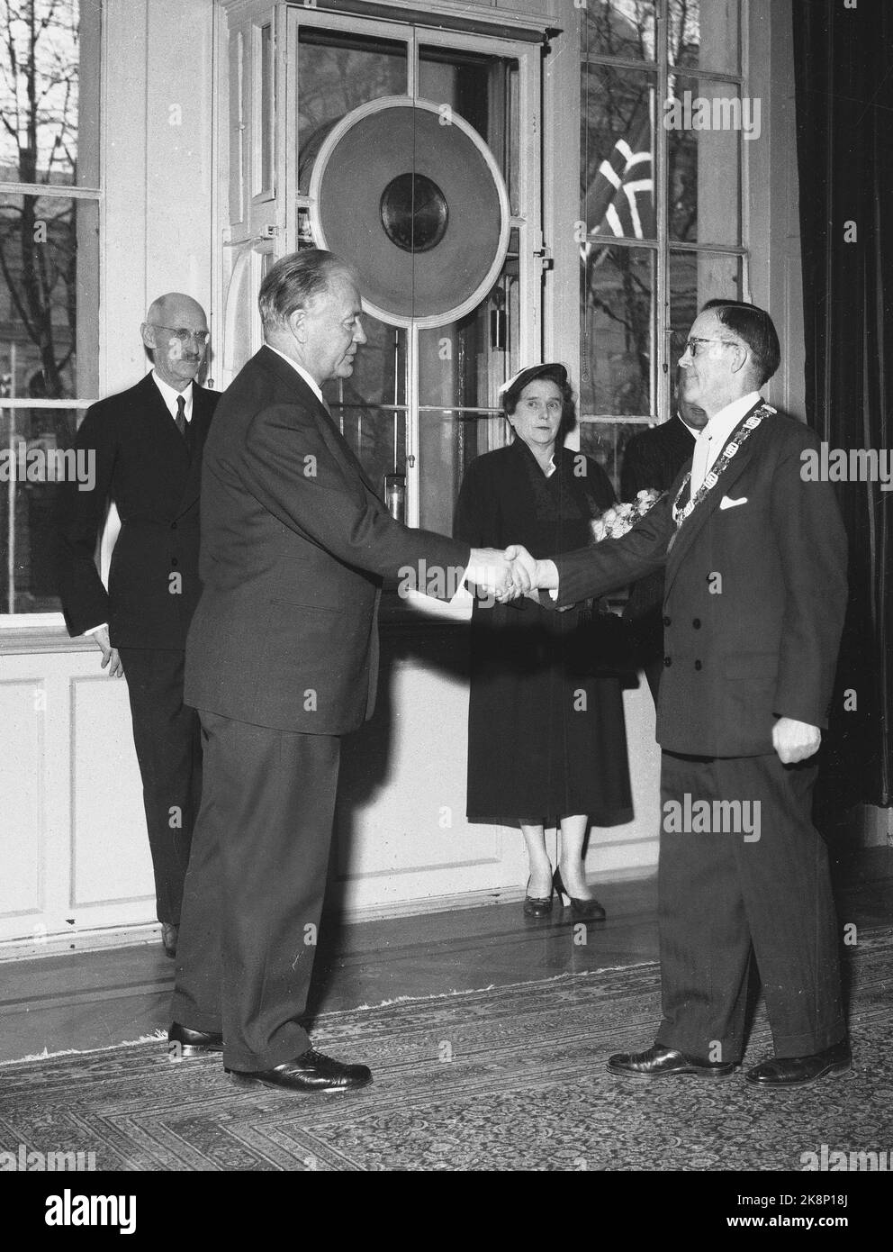 Oslo 19550525. The Icelandic president on an official visit to Norway. President Asgeir Asgeirson visits the university and is met by Rector Dr. Jur. Frede Castberg. King Haakon in Bagrunnen with Mrs. Asgeirson. Photo: NTB / NTB Stock Photo