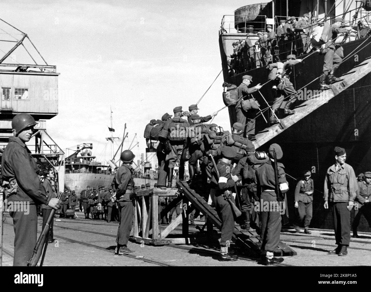 Drammen 1945. The liberation. The German soldiers and officers finally leave Norway. Here a group of 2,000 men on board the gangway in a German ship in Drammen, and many pretend to be happy to go home. WW2. Photo: NTB / NTB Stock Photo