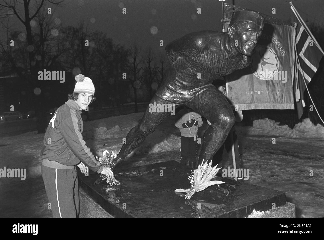 Oslo 19780228. Skater Eric Heiden awarded the Oscar Statuette during the traditional Oscar Runs. The race had to be moved due to the weather from the Frogner Stadium to the artisan at Valle Hovin. Here, this year's world champion lays down flowers at Oscar Mathisen Statue at Frogner Stadium. Photo: Erik Thorberg NTB / NTB Stock Photo