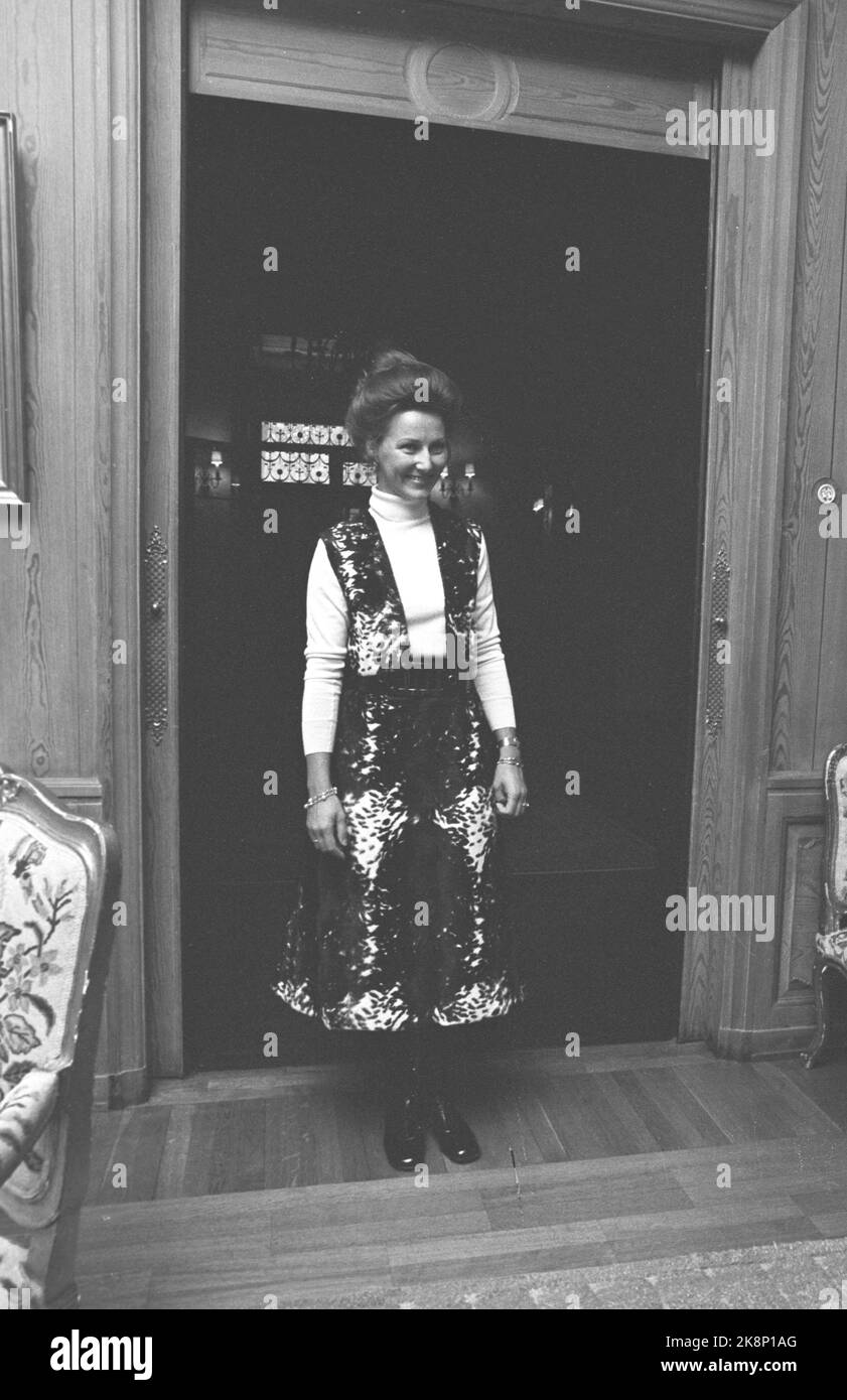 Skaugum 19701219. Crown Princess Sonja opens the doors of Skaugum for the press. Current has had an informal conversation with her in the library. An interview or conversation with a representative from the royal family is actually a small event in this country. Here the Crown Princess in the doorway at Skaugum Photo: Aage Storløkken Current / NTB Stock Photo