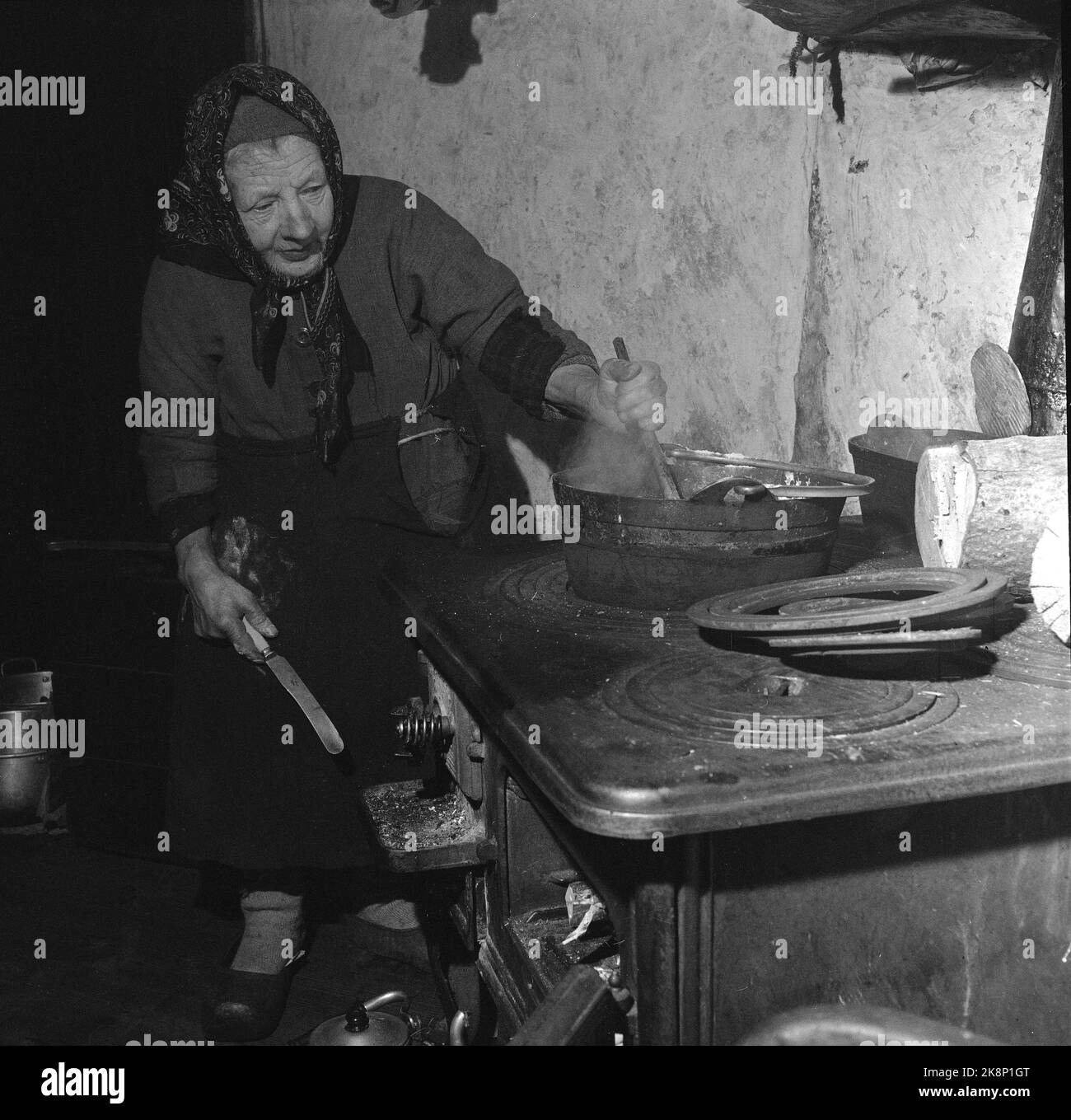 Kitchen stove elder women food hi-res stock photography and images - Alamy