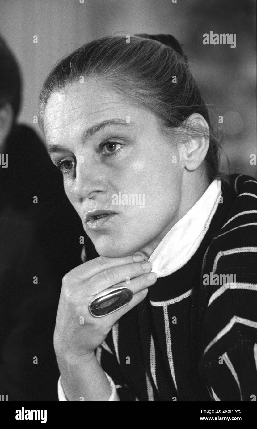 Oslo 19881031: Danish politician Ritt Bjerregaard at the press conference in connection with the launch of her book 'The challenge' in Norwegian. Photo: Henrik Laurvik / NTB Stock Photo
