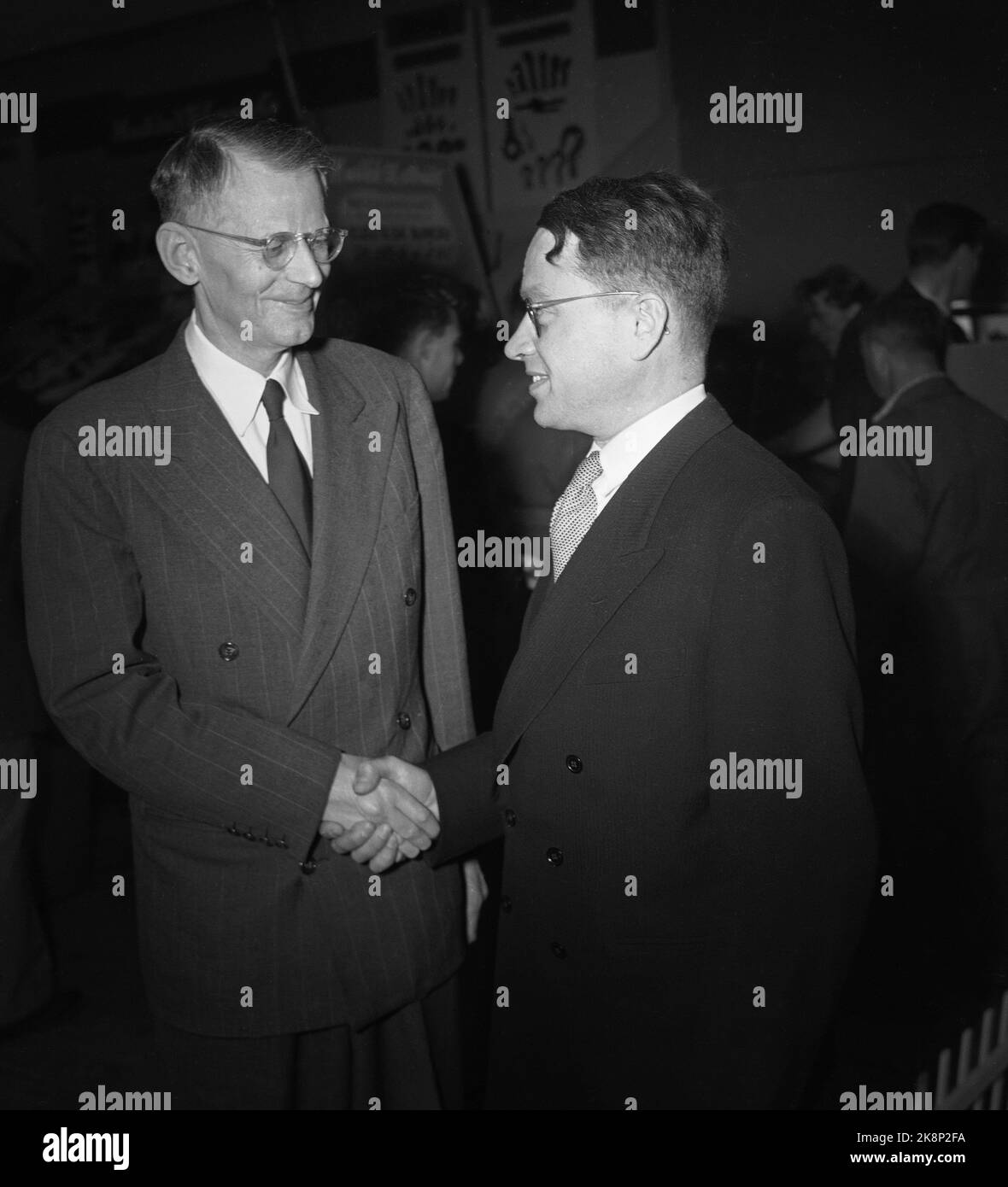 Oslo 19510206. The opening of the first technical fair in June 1951 in the Tennis Hall on Skøyen. Attorney J. A Kittelsen, the association's business manager and legal consultant (t.h.), greets State Secretary Arne Drogseth who opened the exhibition. Photo: NTB Stock Photo
