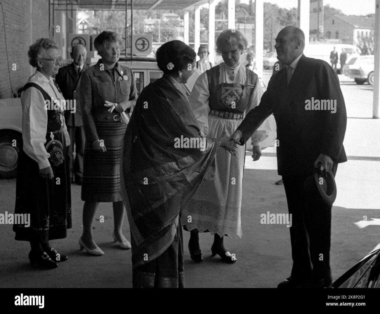 Oslo 19710810 International Women's Conference in Oslo. The ACWW (The Associated Country Women of the World) is holding the annual meeting under the auspices of the Norwegian Farmer's Women's Association and the Norwegian Housewife Association. Here King Olav arrives at the opening of Congress. He is met by the President of the Acww Aroti Dutti Duten from India. Photo: NTB / NTB Stock Photo