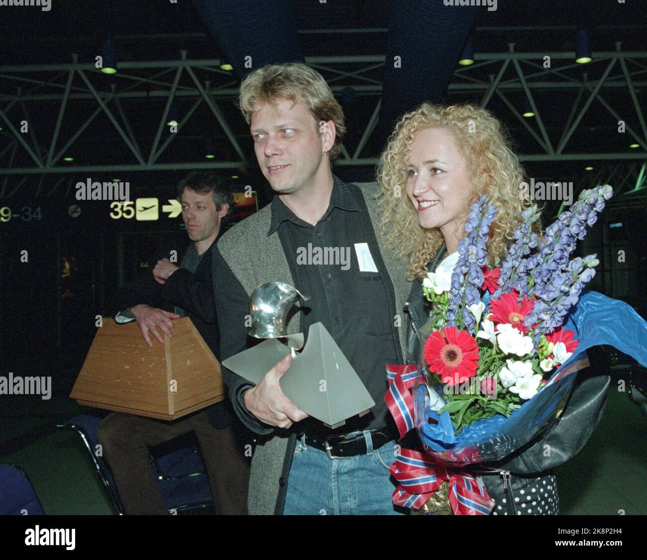 Oslo 19950515. The winners of the Eurovision Song Contest 1995, 'Secret Garden', with Rolf Løvland and violinist Fionnuala Sherry, smile at the photographers after arriving at Fornebu. In the background: NRK's Odd Arvid Strømstad. Photo: Morten F. Holm / Ntbscanpix  Scannef: Secret3 Stock Photo