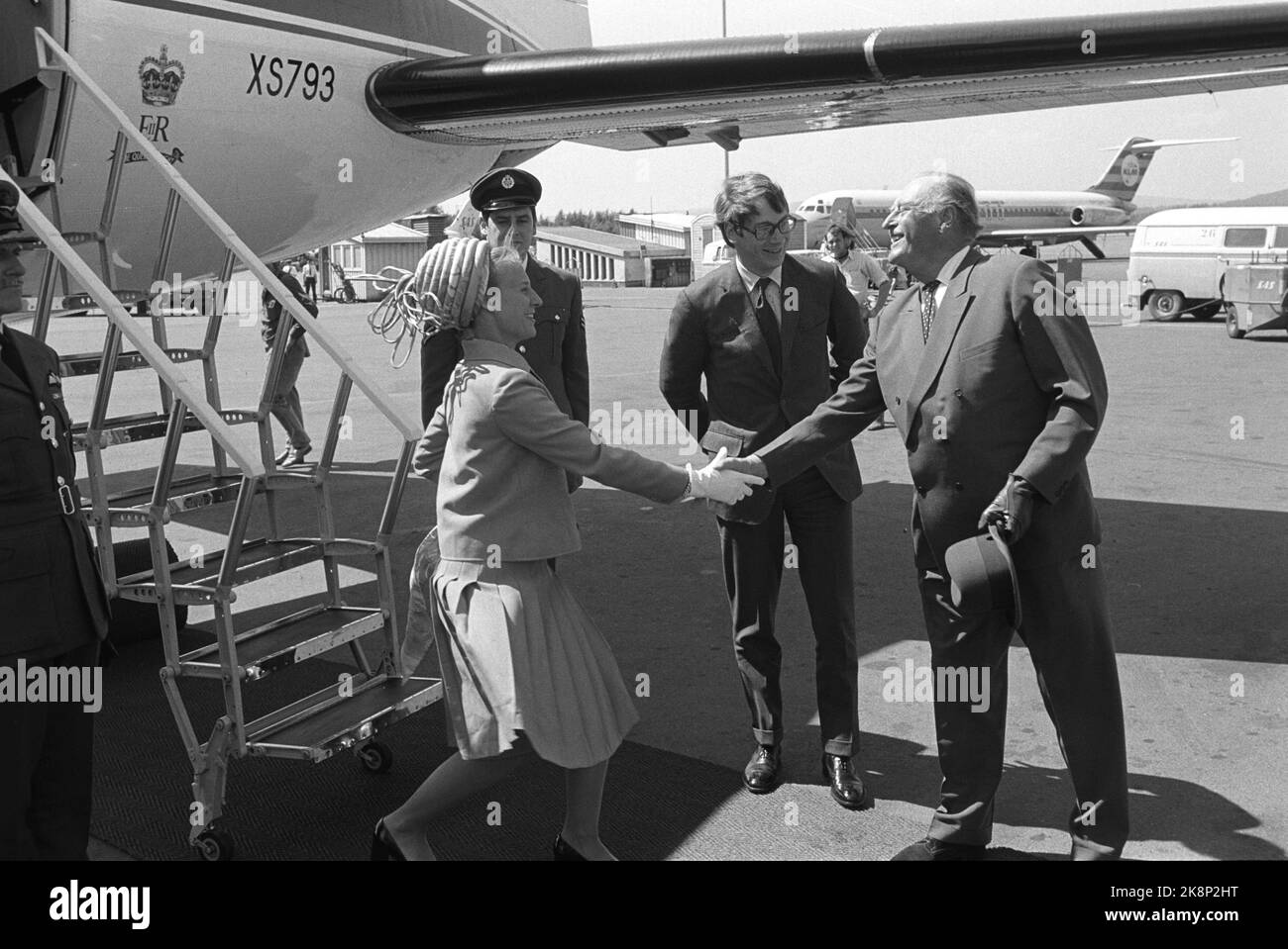 Fornebu July 1, 1973. King Olav turns 70 on July 2, 1973. Here he welcomes royal guests, the princess of Gloucester and Prince Richard, at Fornebu. Picture series, No. 6 out of 11. Photo; Current / NTB Stock Photo