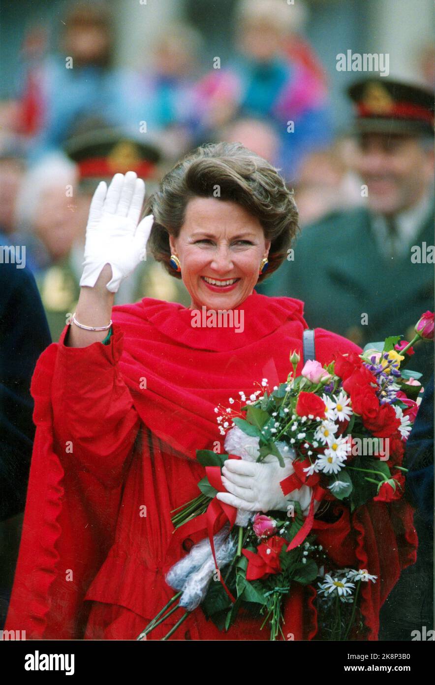 Halden, 19910621: Siggingferden. Queen Sonja visits Halden. Here, Sonja waves, in red outfits / shawls and with flowers. NTB archive Photo: Bjørn Owe Holmberg Stock Photo