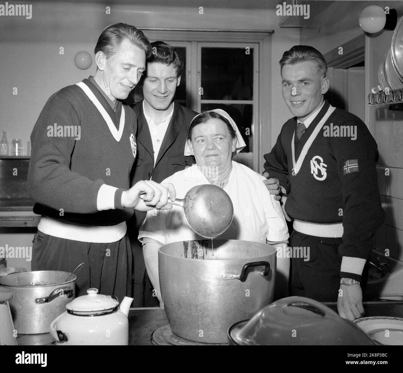 Kitchen chefs skiing sport food hi-res stock photography and images - Alamy