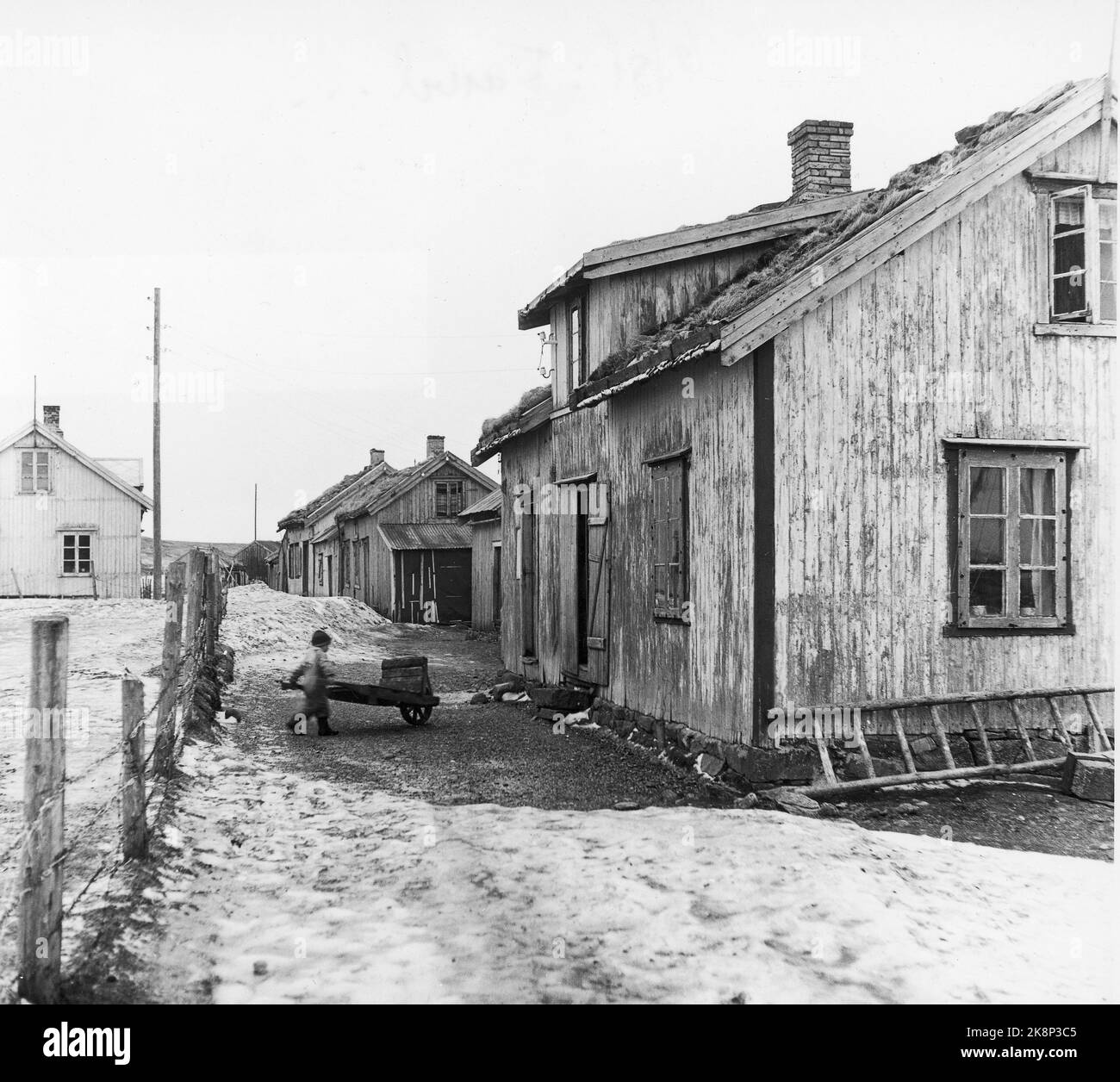 Lofoten in the winter of 1951. Several fishing villages in Lofoten are vacated because they are impossible to operate without electricity, road, quay and telephone connection. In some places, the municipalities have applied for moving money from the state to move the entire population, including the housing houses. Here from Eggum, where the five houses Th. Must be moved, because the pier on the spot breaks the waves and sends the sea up to the houses when it storms from the southwest. Children with wheelbarrows. Photo: Sverre A. Børretzen / Current / NTB Stock Photo