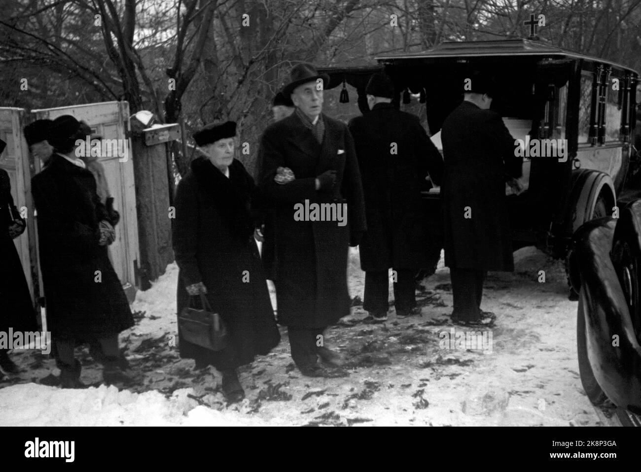 Oslo 19440131 Painter Edvard Munch is bored. The stretcher is brought