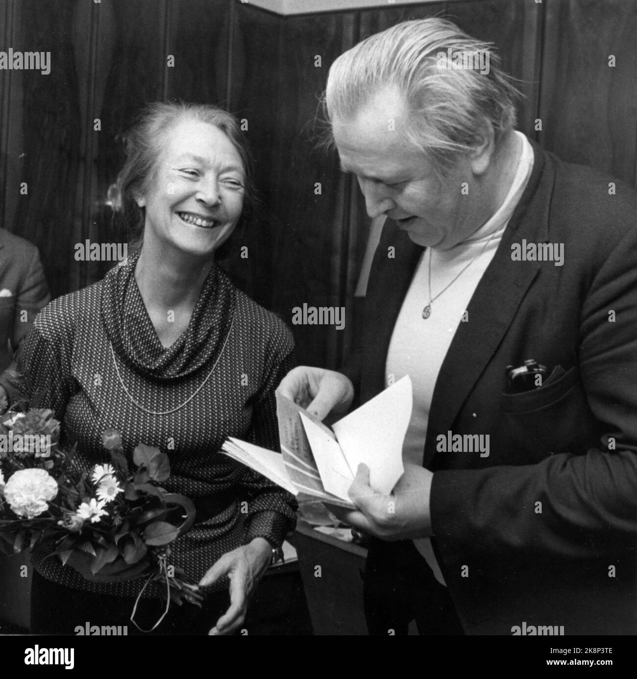 1976 Astrid Hjertenæs Andersen (1915-1985), lyricist and author. She is awarded here the national prize for the collection of poems 'a Spring Herd'. The award is presented by jury chairman Iver Tore Svenning. Photo: NTB archive / NTB Stock Photo