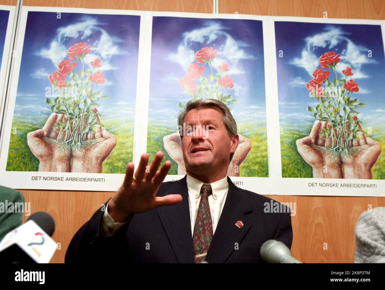 Oslo 19970916 Prime Minister Thorbjørn Jagland talks to the press after ...