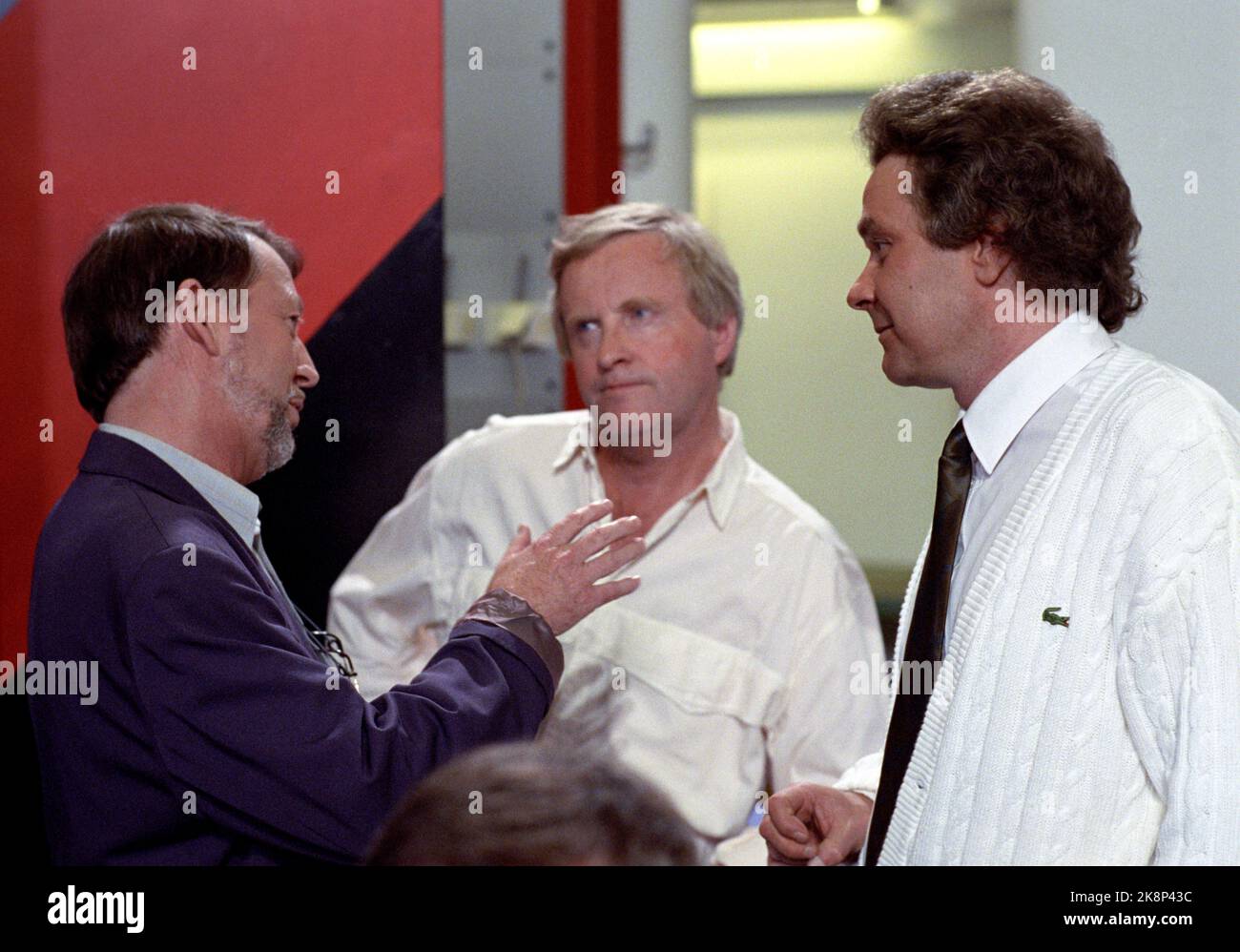 Oslo 19910701 NRK's series 'behind the summer facade'. Got a little lucky debut, as the feature of the Karoli case became a fadese. Here, program manager Bjørn Nilsen (TV) discusses with defenders Tor Erling Staff (in the middle) and Morten Kjensli before broadcasting. Photo: Morten Hvaal / NTB / NTB Stock Photo