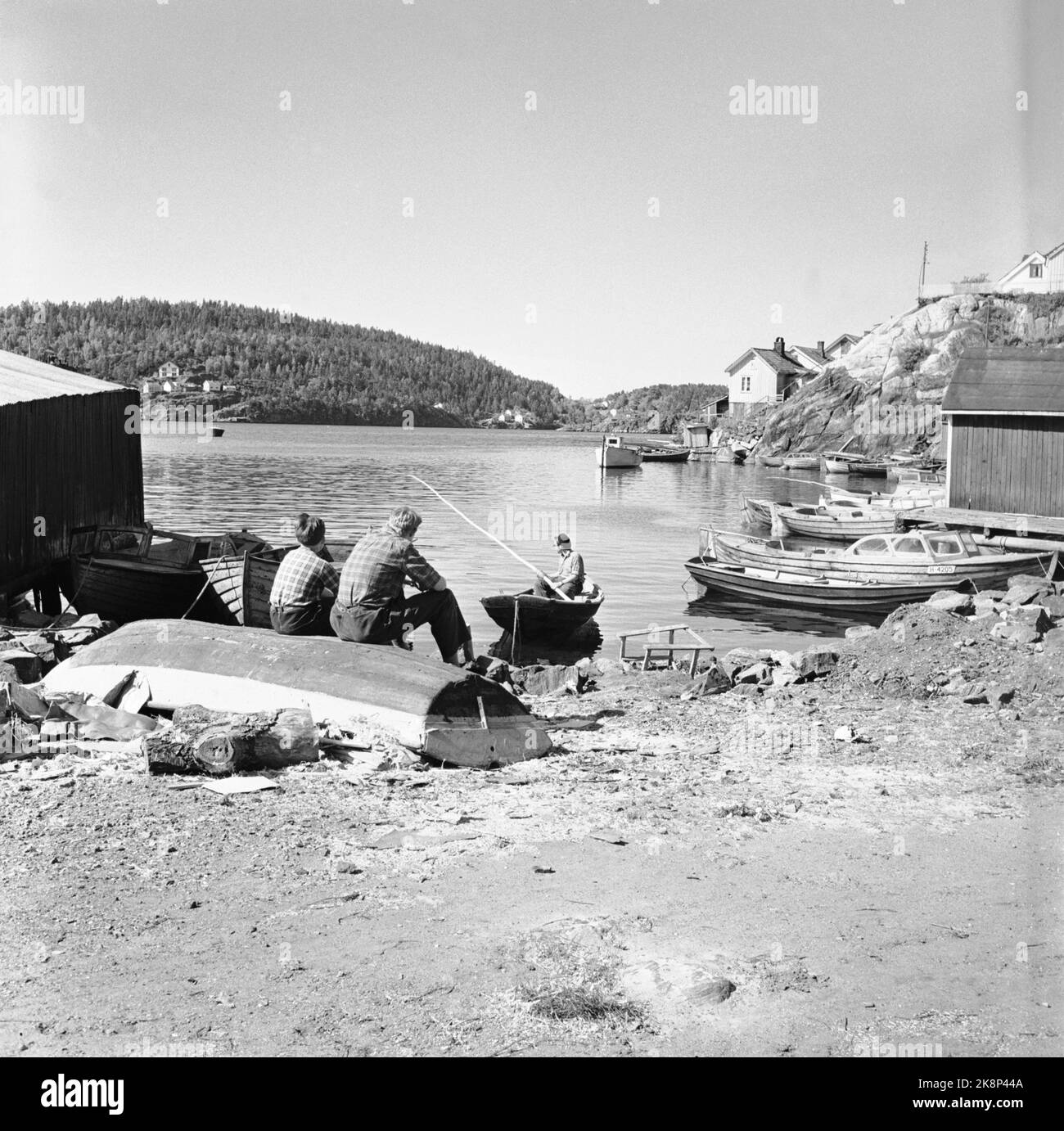Kragerø 195406 - summer pictures from Kragerø. Quiet summer life by the sea. Man fishing. Small boats. Photo: Current / NTB Stock Photo