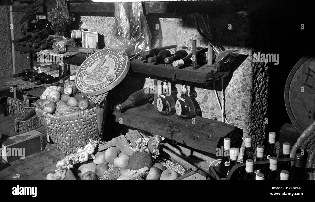 Oslo 19690403 Interior from the restaurant 'Three chefs' decoration in the restaurant consisting of dusty wine bottles, barrels, cheese, fruits and vegetables. Photo: NTB / NTB Stock Photo