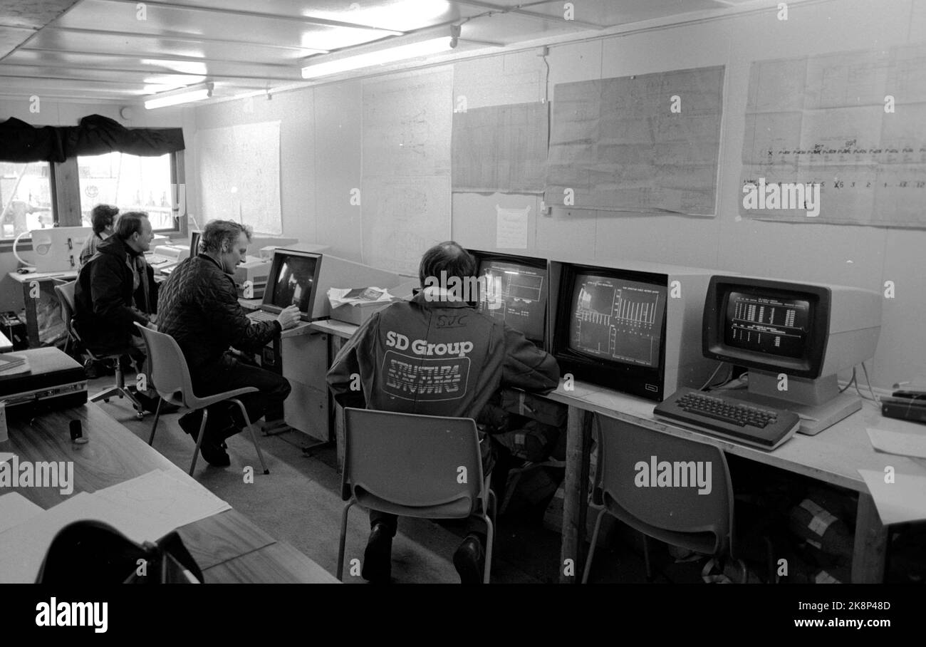 Stavanger 19801027 Work on turning the overturned oil drilling platform Alexander Kielland is increasing. The complicated operation is controlled through an advanced computer system installed aboard a boat that lies for anchor at the rig. Here's interior from the control room with crew from the SD Control Group at the computer screens. Photo: NTB / NTB Stock Photo