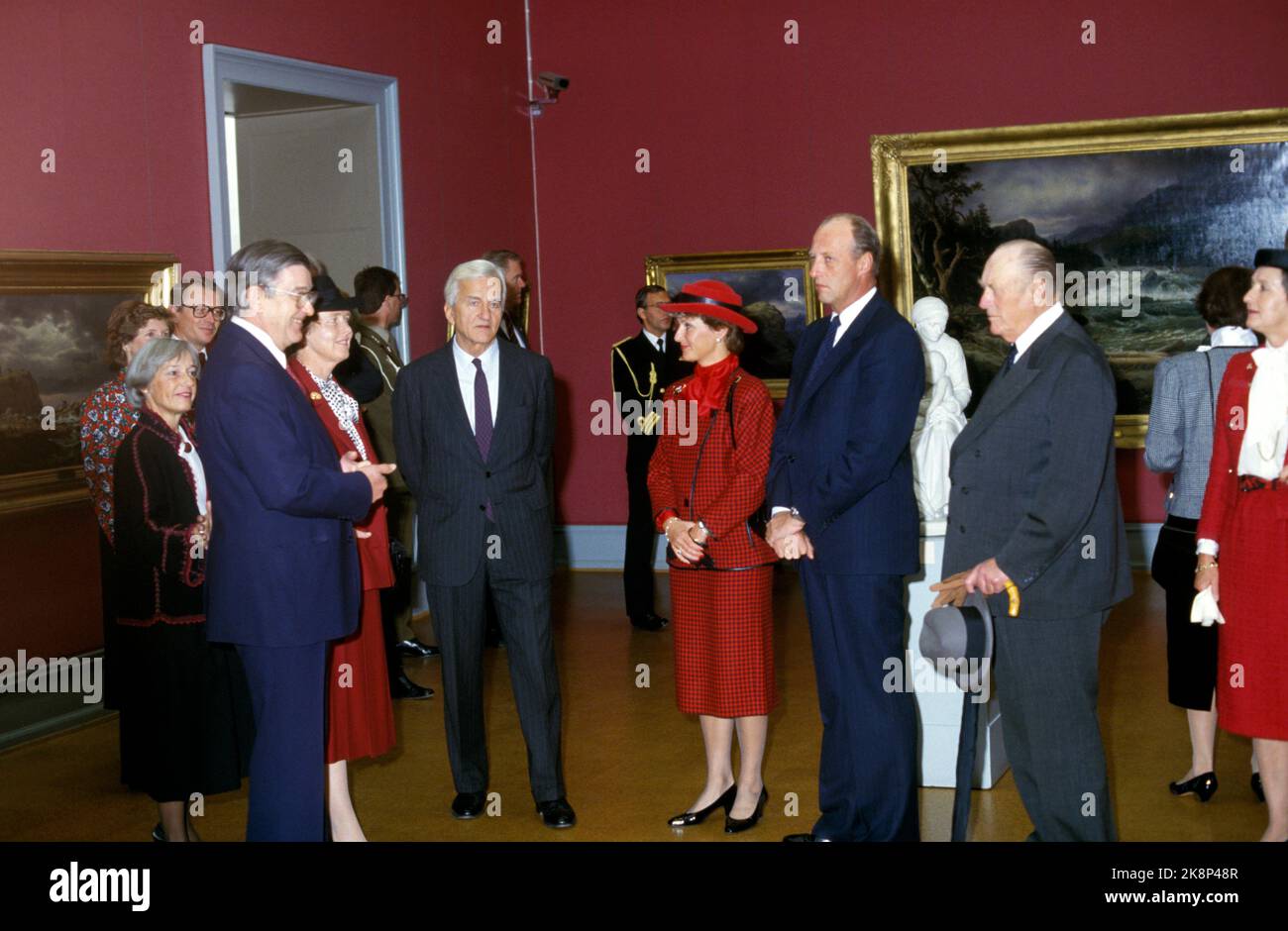 Oslo 19860925. West Germany's federal President Richard von Weizsäcker on a 4 day official visit to Norway. King Olav and Federal President Richard von Weizsäcker during the visit to the National Gallery. Eg. We see director Knut Berg, Marianne Weizsäcker, Richard von Weizsäcker, Crown Princess Sonja in red suit and hat, Crown Prince Harald and King Olav. Photo: Morten Hvaal NTB / NTB Stock Photo