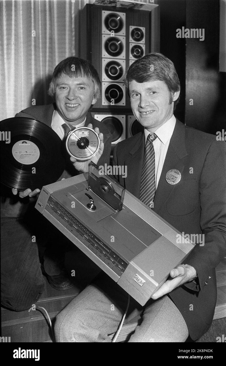 Oslo 19830203: CDs and CD players take over the market. LP boards and record players on their way out. To the right Svein Hilmarsen in Philips with the new Compact Disc player, and Mikkel Aas from Polygram with new plate (CD plate) and 'old' vinyl plate (LP plate). Photo: NTB archive / NTB Stock Photo