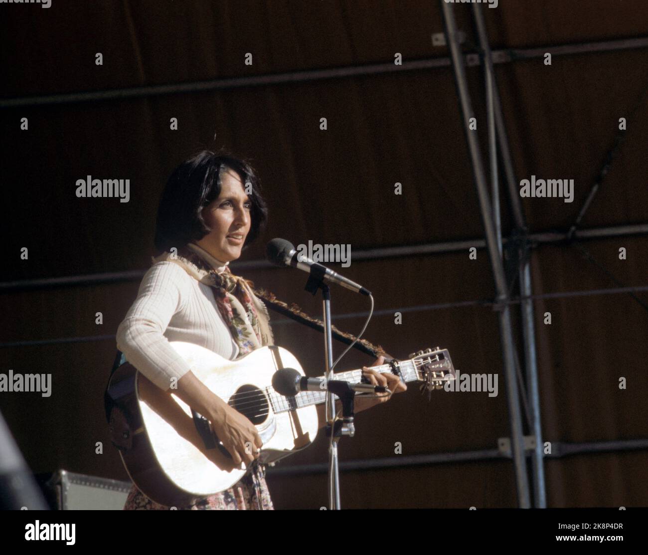 With guitar photo henrik laurvik ntb concert music festival alone hi
