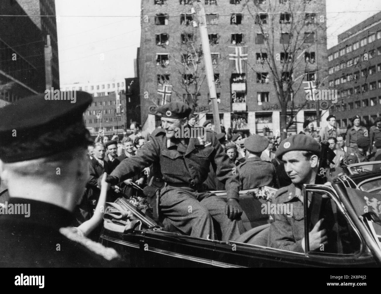 Oslo 19450513. The liberation: Crown Prince Olav receives a warm