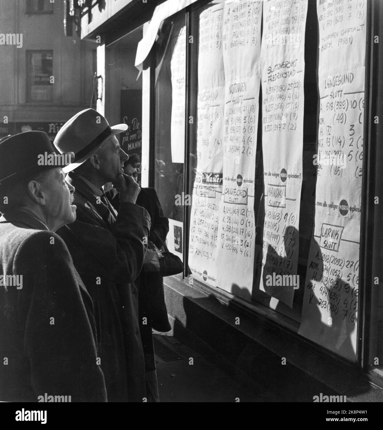 Oslo 19511009 The municipal elections 1951. Voters follow the tensioned election results in the newspapers' reference windows. Photo: Sverre A. Børretzen / Current / NTB Stock Photo