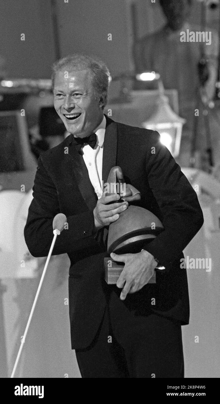 Haugesund 19860816. Nils Ole Oftebro thanks for the Amanda Prize he received in the best male role category during the Haugesund Film Festival. He got the award for his efforts in the movie 'You can't just go'. Photo Paul Owesen / NTB / NTB Stock Photo