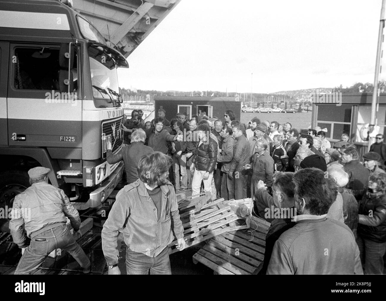 19820429 Transport strike. Harbor blockade. Striking transport workers prevent trailers from driving ashore from the Kiel ferry. Photo: Henrik Laurvik / NTB Stock Photo