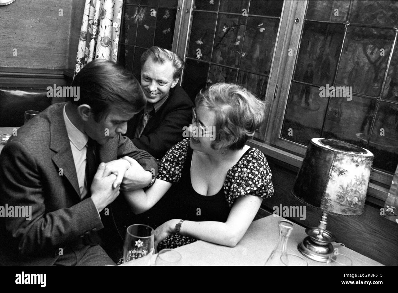 Oslo June 1971: The Tostrup cellar is Norway's political duck pond. Politicians and press people in beautiful association. Nice chat at one of the tables. Photo: Aage Storløkken / Current / NTB Stock Photo