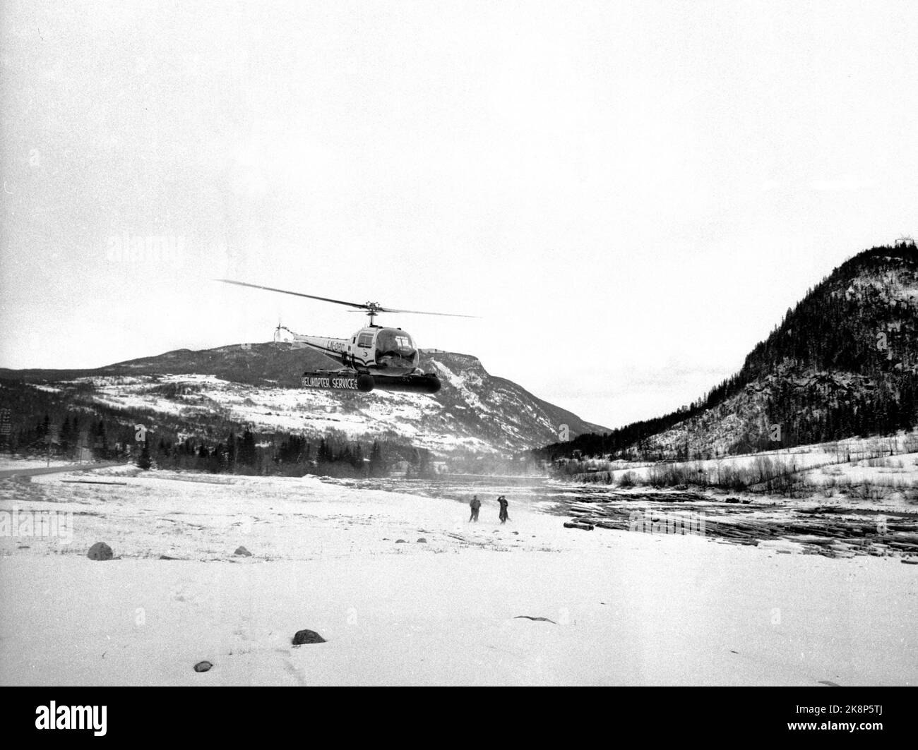 Golsfjellet, Easter 1962: Eight thousand takes care. The Red Cross is in readiness in the Easter mountain. When the alarm goes off, the Red Cross can call dog leader, ambulances, aircraft and helicopters. Here is a helicopter from helicopter service in action. Photo: Bjørn Bjørnsen / Current / NTBSCANPIX. Stock Photo