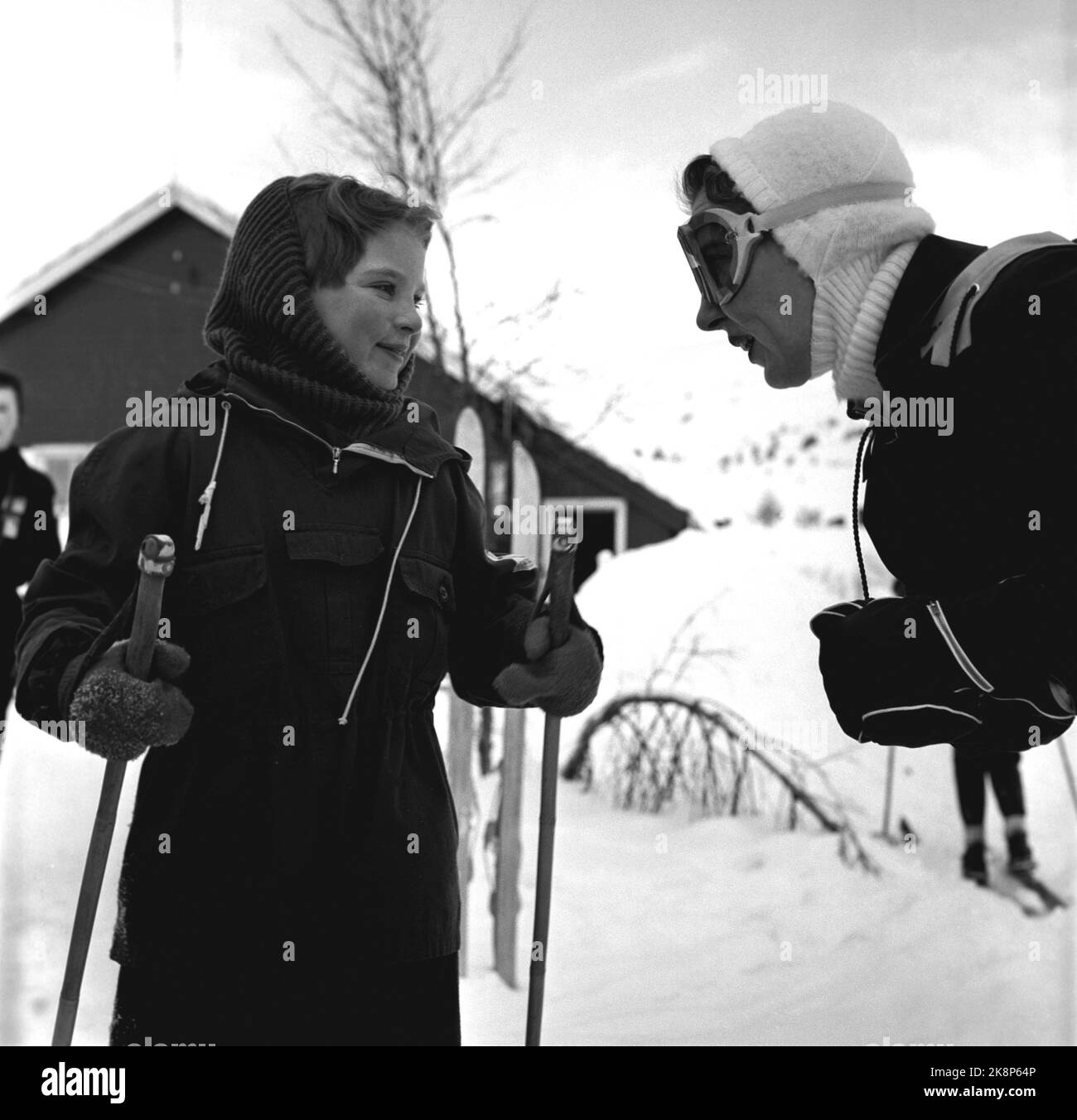 Gausdal 1955 - Queen Ingrid of Denmark on a private winter holiday in Norway with her three daughters, inheritance princess Margrethe, Princess Benedikte and Princess Anne -Marie. Queen Ingrid has not had skis on his legs in 20 years. In the picture, Queen Ingrid has a chat with her youngest daughter Princess Anne Marie. Photo: Sverre A. Børretzen / Current / NTB Stock Photo