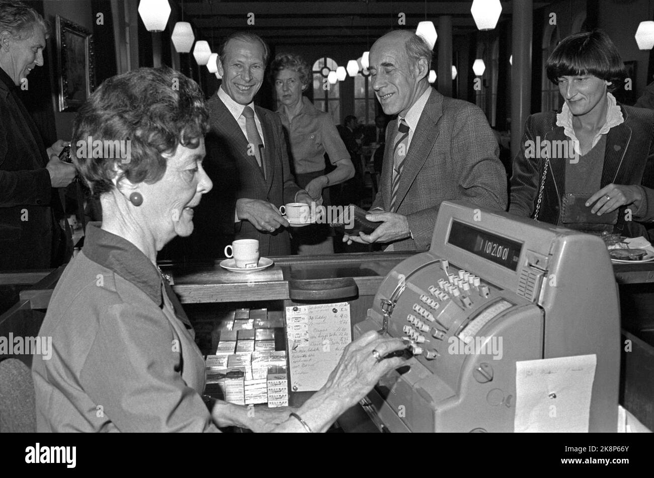 Oslo 19790529. Haukvik - Nordli. The canteen lady beats amounts at the cash register in the Storting's canteen, May 29, 1979. From: Small Council Olav Haukvik (Ap), Storting President Guttorm Hansen (Ap) and Sissel Rønbeck. Prime Minister Haukvik had just submitted his speech in the Tandberg case in the Storting. Photo: Bjørn Sigurdsøn/NTB Stock Photo