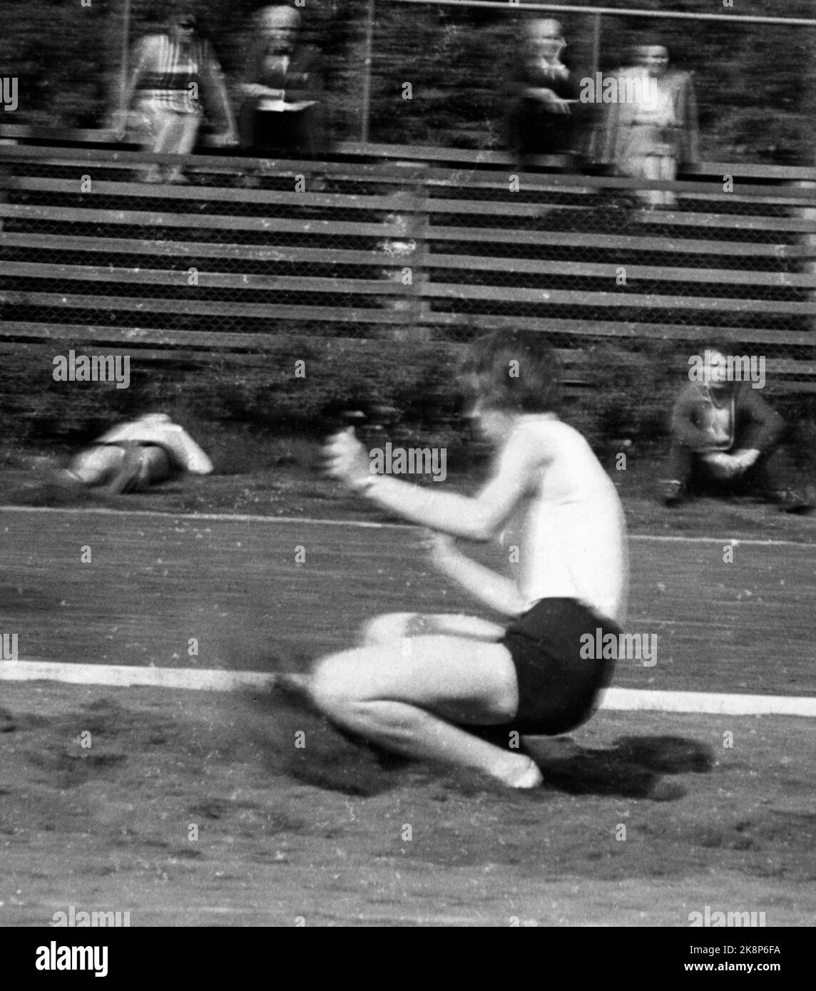 Oslo May 1964 Athletics. One of Norway's great hopes in athletics during the Tolyo Olympics is the long -jumper Berit Tøien, (later Berit Berthelsen) who holds the Nordic record. Here Tøien trains on long jump. Figure 5 in a series of 5 showing the jump in all phases. Action. Photo: Aaserud / Current / NTB Stock Photo