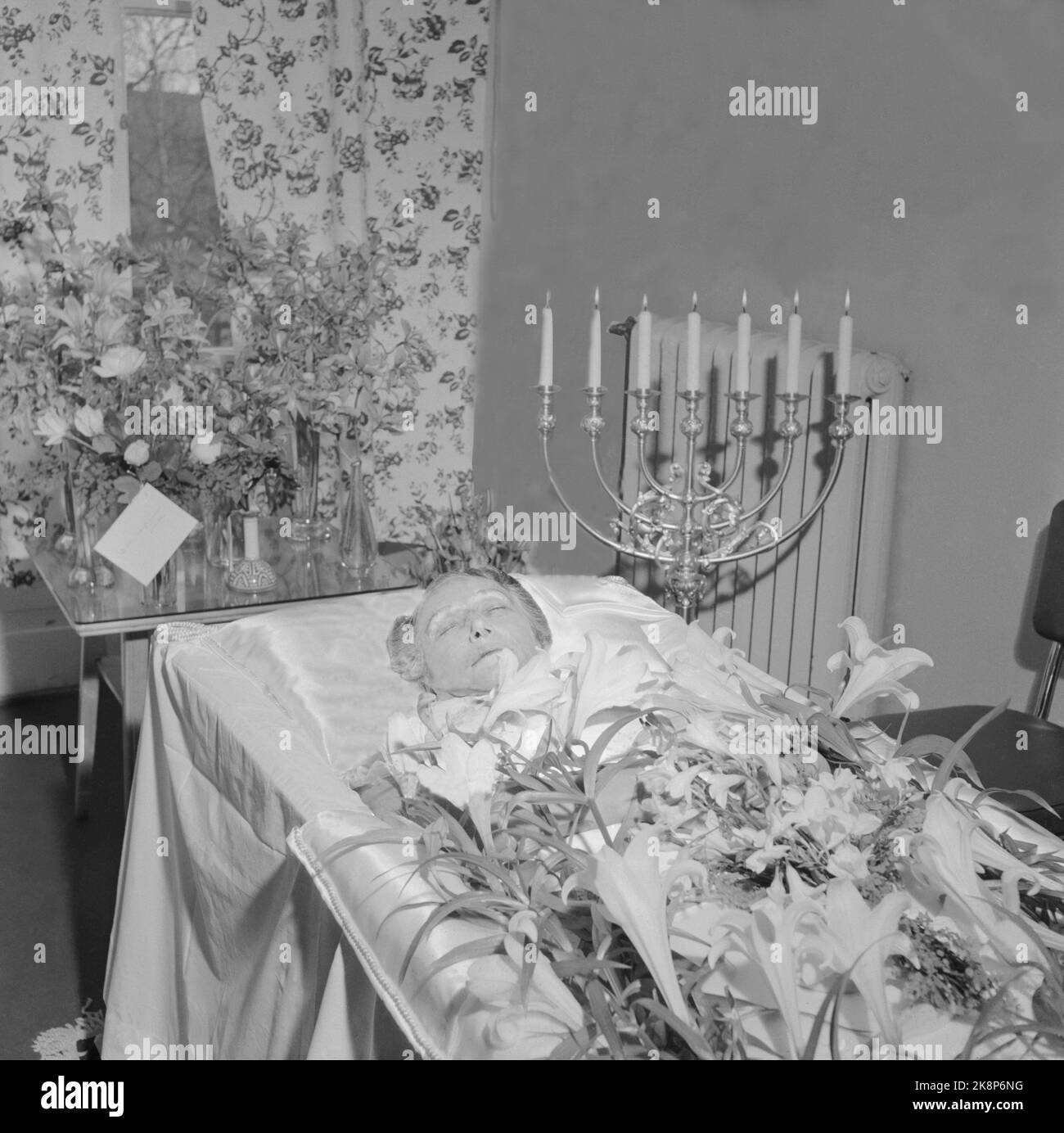 Oslo 195405 Crown Princess Märtha's death. The Crown Princess's death mask at Rikshospitalet. 7-armed candlestick by the headboard. Lilies on the bed. Photo: NTB / NTB Stock Photo