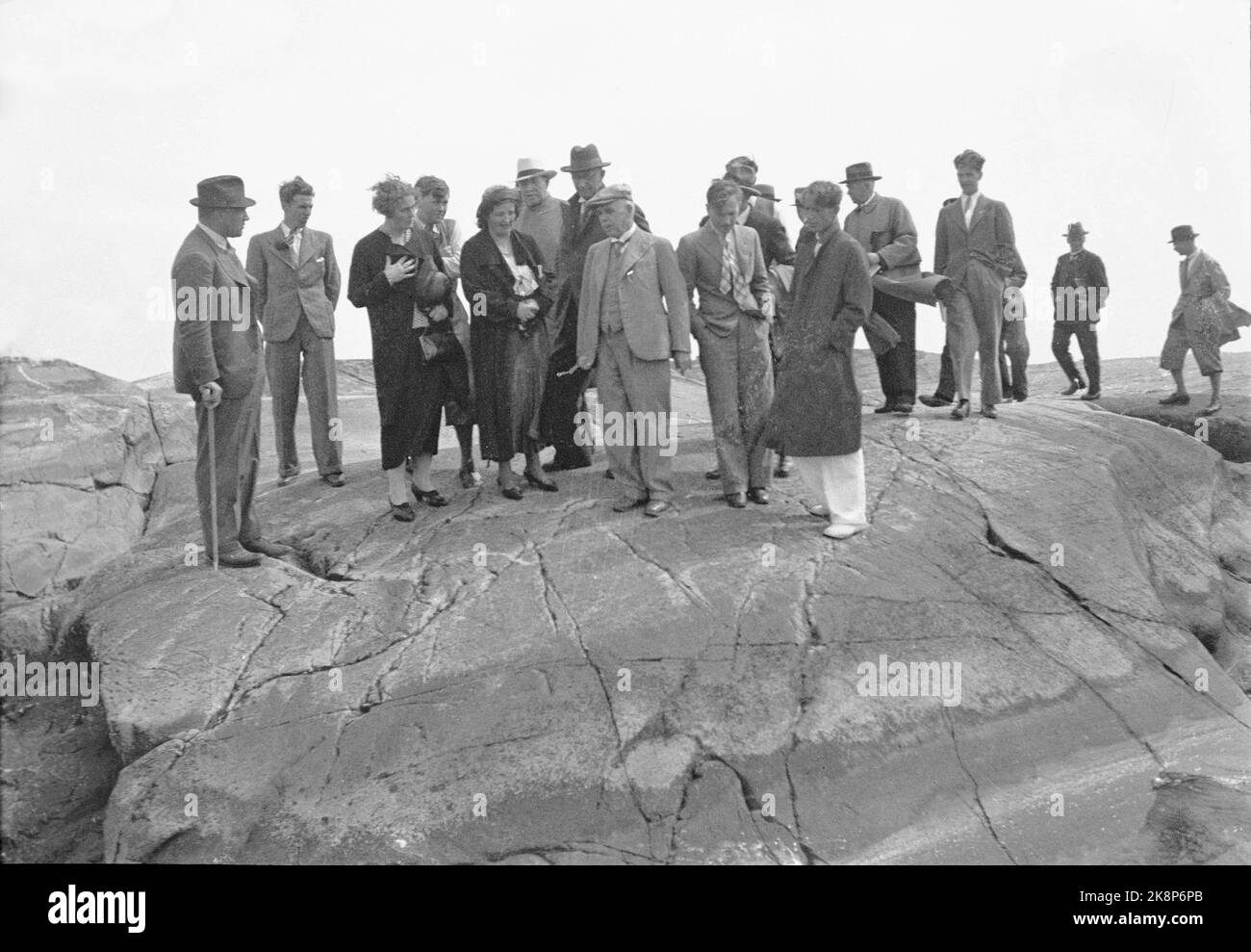 1936. The Cow case. The scene inspection at the site where Dahl drowned. Ingeborg Köber present during the inspection. On August 8, 1934, Fredrikstad's city bailiff, Ludvig Dahl was killed during swimming at the Rørvasstangen on Hankø. His daughter, Mrs. Ingeborg Køber, was the only witness to the accident. The accident was predicted during spiritist sessions with her daughter as a medium. Dahl also had an accident insurance that was paid his widow. Ingeborg Köber was imprisoned for about half a year, suspected of having contributed to his father's death, but the case was closed. Photo: NTB Stock Photo