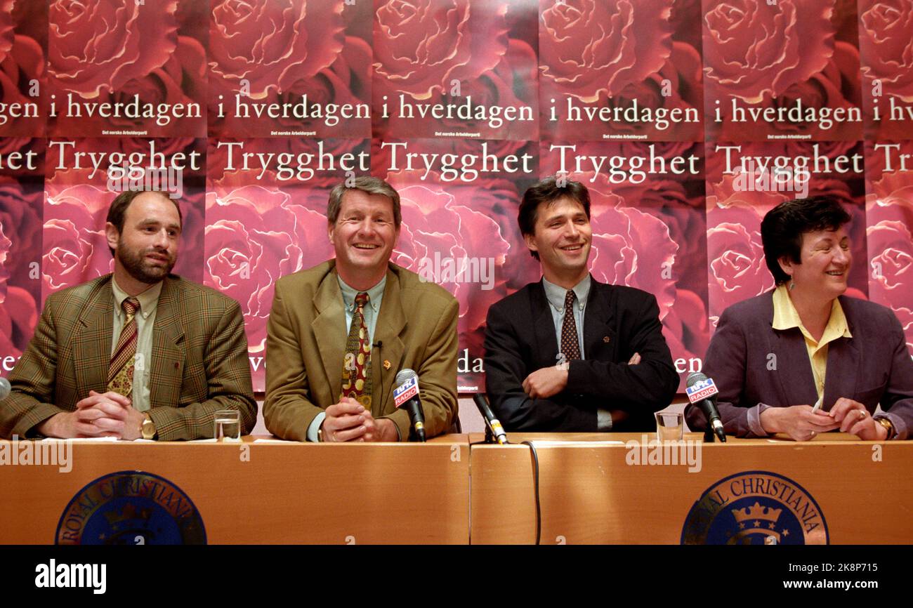 Oslo 19950425 F.v. Dag Terje Andersen, Ap leader Thorbjørn Jagland, Jens Stoltenberg and Hill-Marta Solberg together at the press conference following the Labor Party's national board meeting. Jagland and Stoltenberg with the Labor Party's posters for the municipal elections in the background. The posters carry the slogan 'Security in everyday life' Photo: Berit Roald / NTB Stock Photo