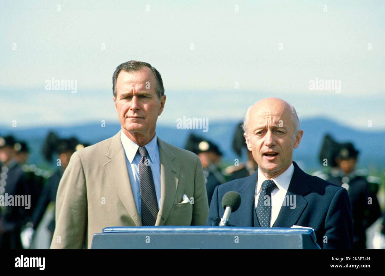 Oslo 19830629. USA Vice President George Bush on an official visit to Norway. Vice President Bush (TV) and Prime Minister Kåre Willoch (H) at Oslo Airport Fornebu. Photo: Inge Gjellesvik / NTB Stock Photo