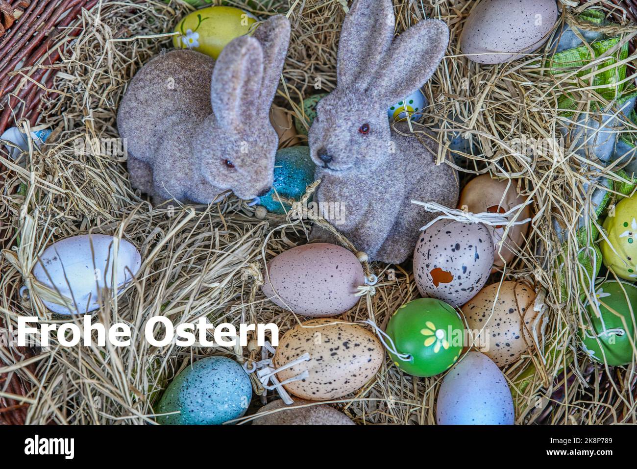 Frohe Ostern - Osterdeko mit Hasen und Eiern Stock Photo