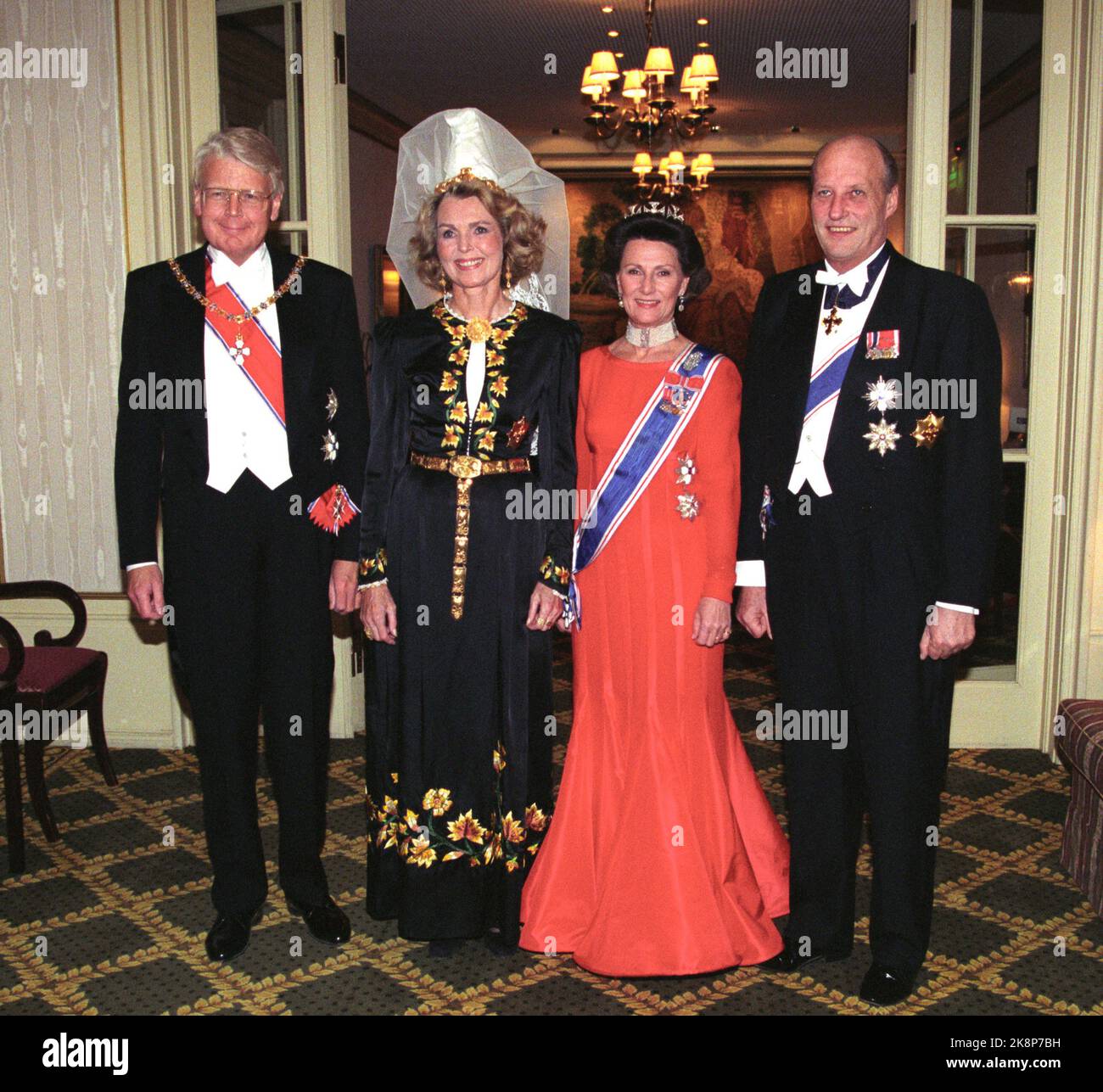 Oslo 19970213: The royal couple photographed with Iceland's President Olafur Ragnar Grimsson and Mrs. Gudrun Katrin Thorbergsdottir (t.v.) during the Gallama Day at the Grand Hotel. Queen Sonja in red dress with the maltese diadem (three crosses) in the hair. Photo: Morten Holm NTB / NTB Stock Photo