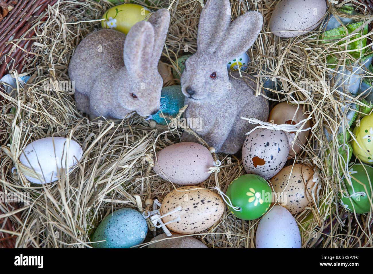 Frohe Ostern - Osterdeko - Osterhasen - Hasen und Eiern Stock Photo