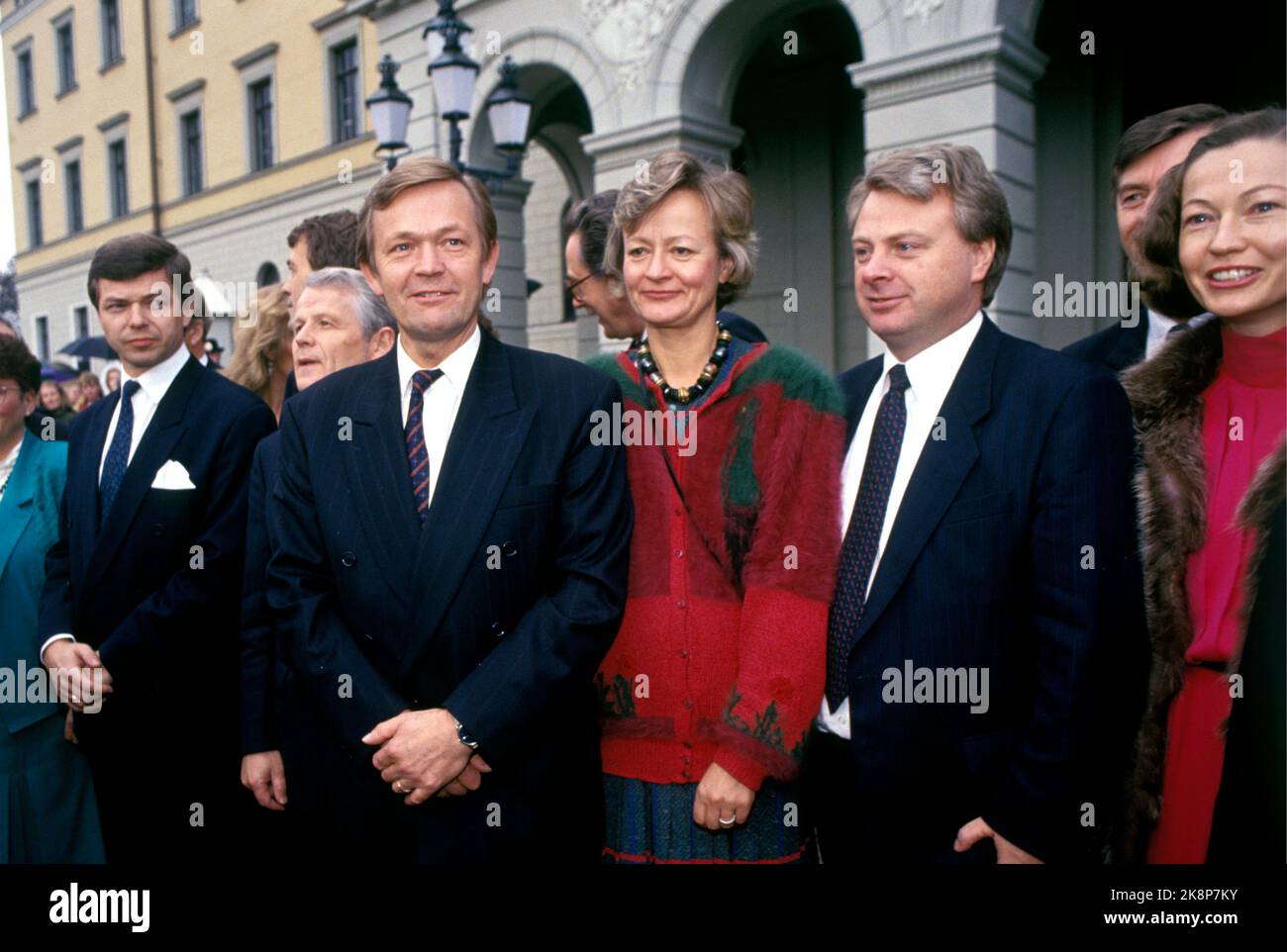 Oslo 19901103: The departure of the Syse government photographed in front of the castle. The government consists of the Right, Christian People's Party and the Center Party. From left Kjell Magne Bondevik (KrF), Johan Jakobsen (Sp), Else Bugge Fougner (H), Arne Skauge (H) and Kaci Kullmann Five (H). Photo: Ingar Johansen Scanfoto / NTB Stock Photo