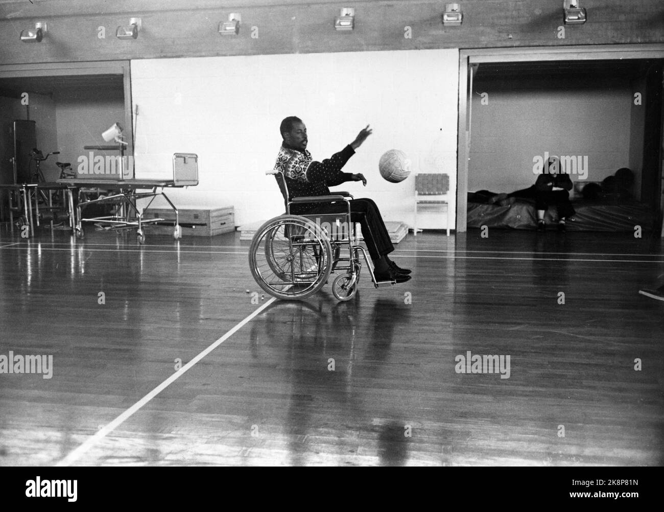 Beitostølen 1971 Abebe Bikila from Ethiopia, twice Olympic champion in the marathon, visits Beitostølen after an invitation from Erling Stordahl. He became paralyzed after a car accident three years ago. Here he sits in a wheelchair. Plays with ball in gymnasium. Photo: Ivar Aaserud / Current / NTB Stock Photo